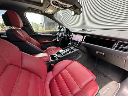 Certified 2023 Porsche Macan Turbo AWD/4WD image 39