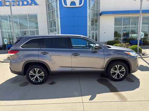 Used 2019 Toyota Highlander LE FWD image 4
