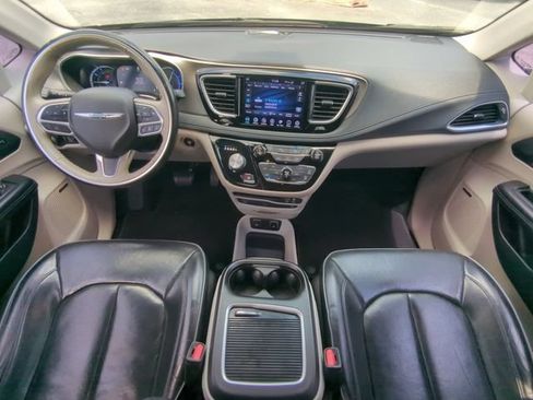 Used 2019 Chrysler Pacifica Limited w/ Advanced Safetytec Group FWD image 18