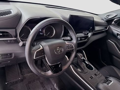 Used 2023 Toyota Highlander XSE FWD image 9