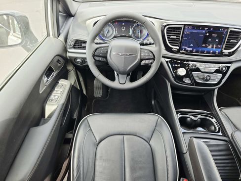 Used 2024 Chrysler Pacifica Limited w/ S Appearance Package FWD image 12