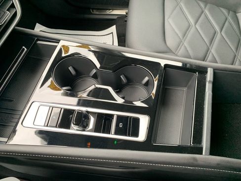 Used 2025 Volkswagen Atlas SE image 23