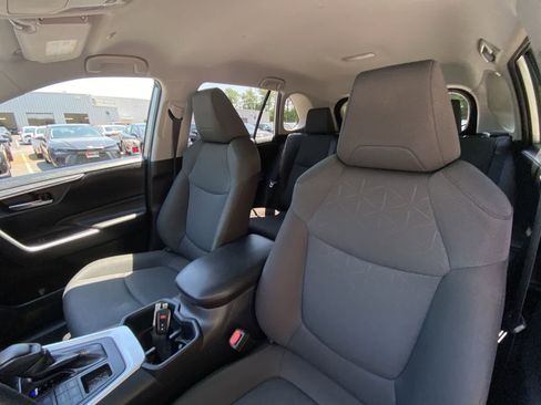 Used 2025 Toyota RAV4 XLE AWD/4WD image 20