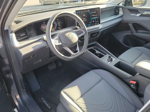 New 2026 Volkswagen Tiguan SE FWD image 30