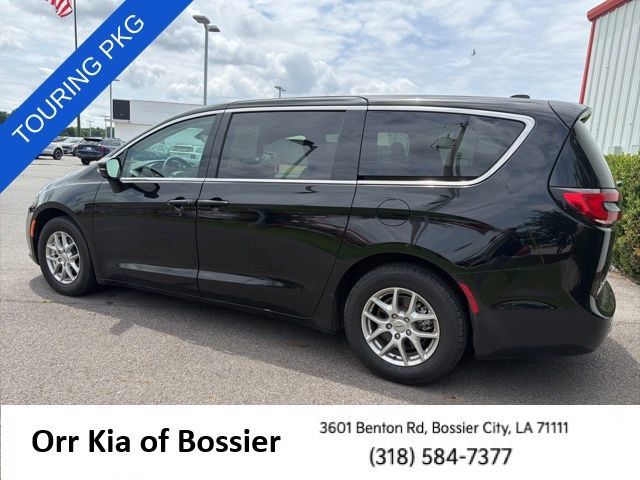Used 2024 Chrysler Pacifica Touring-L FWD image 13