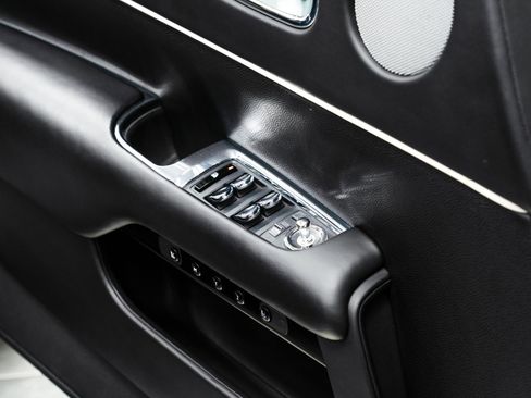 Used 2017 Rolls-Royce Dawn image 28