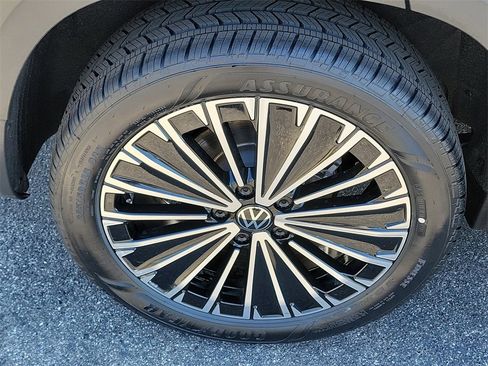 Certified 2025 Volkswagen Taos SE image 6