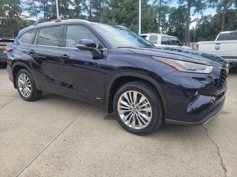 Certified 2026 Toyota Highlander Platinum AWD/4WD image 9