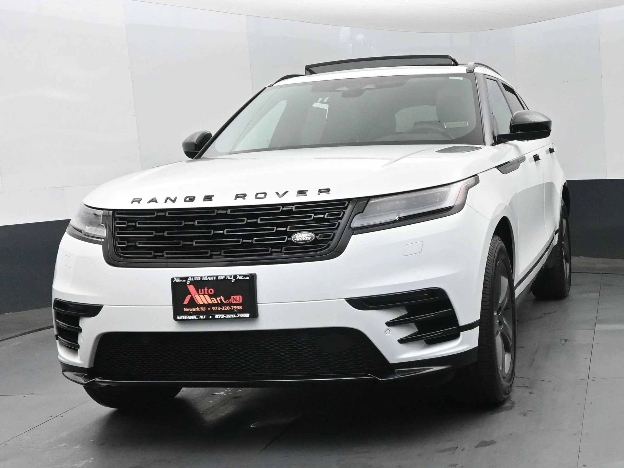 Used 2025 Land Rover Range Rover Velar Dynamic SE AWD/4WD image 1