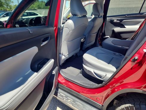 Used 2023 Toyota Highlander XLE FWD image 17