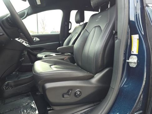 Used 2024 Chrysler Pacifica Touring-L w/ S Appearance Package image 9