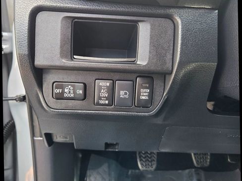 Used 2019 Toyota Tacoma TRD Off-Road w/ TRD Premium Off Road Package AWD/4WD image 16