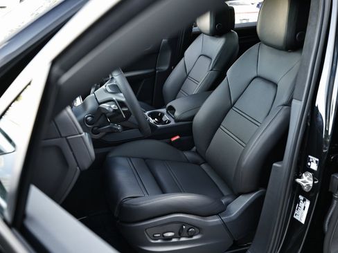 New 2026 Porsche Cayenne Turbo image 5