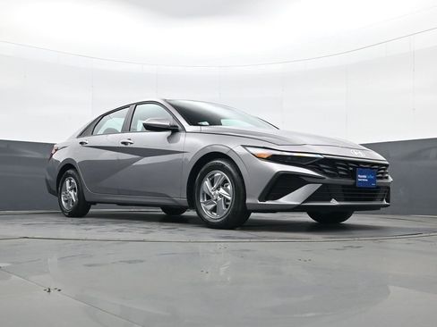 Certified 2024 Hyundai Elantra SE image 23