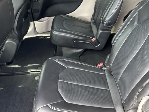 Used 2024 Chrysler Pacifica Touring-L FWD image 17