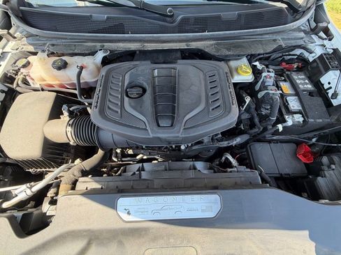 Certified 2024 Jeep Wagoneer Series III AWD/4WD image 17