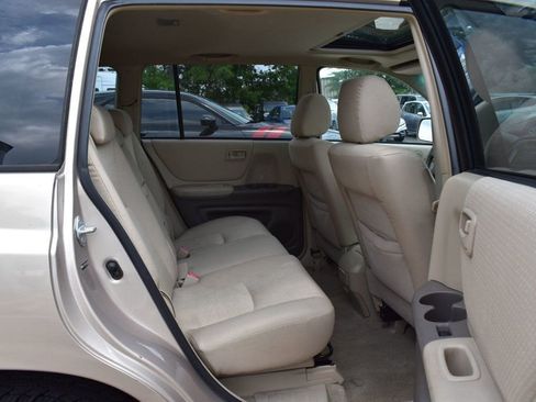 Used 2005 Toyota Highlander 4WD V6 w/ 3rd Row image 21