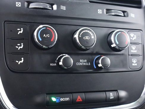 Used 2017 Dodge Grand Caravan SE FWD image 18