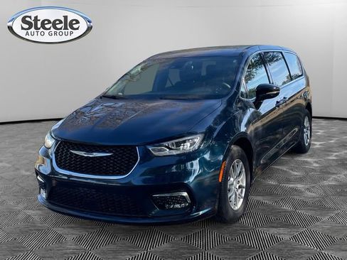 Used 2025 Chrysler Pacifica Select image 1