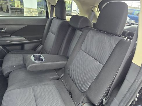 Used 2018 Mitsubishi Outlander ES FWD image 19