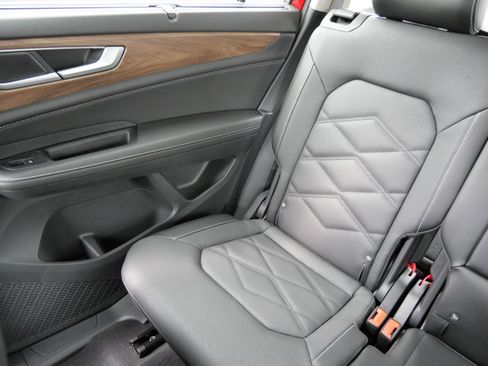 Certified 2024 Volkswagen Atlas SE w/ Black Wheel Package image 12