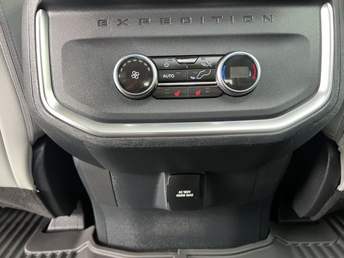 Used 2025 Ford Expedition Platinum w/ Driver's Package AWD/4WD image 53
