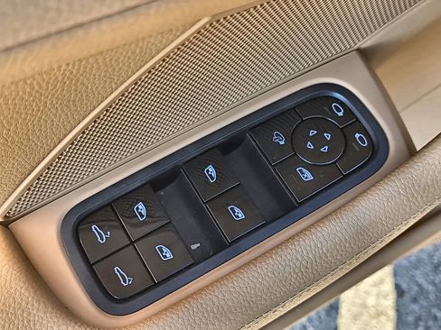 Used 2018 Porsche Panamera 4S image 13