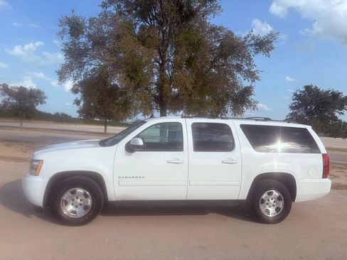 Used 2013 Chevrolet Suburban LS RWD image 4