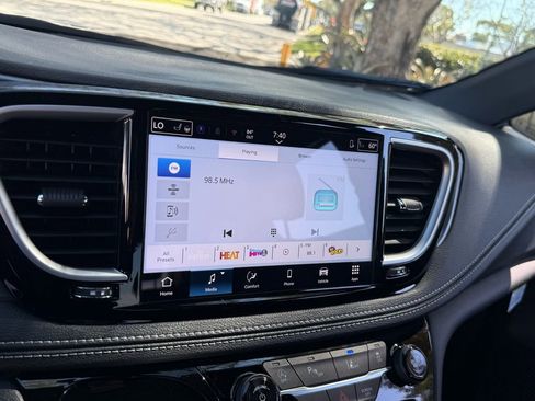 New 2026 Chrysler Pacifica Select image 17