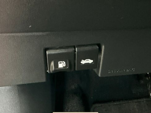 Used 2018 Nissan Kicks SR FWD image 24