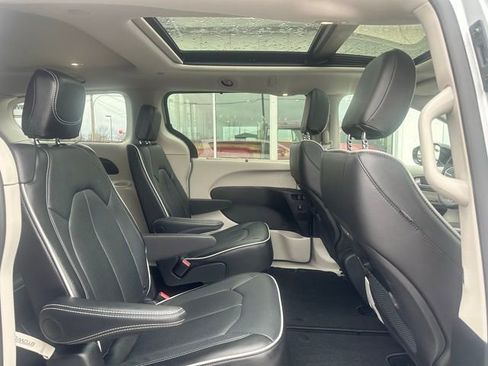 Used 2024 Chrysler Pacifica Limited image 20
