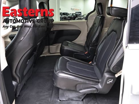 Used 2024 Chrysler Pacifica Touring-L FWD image 22