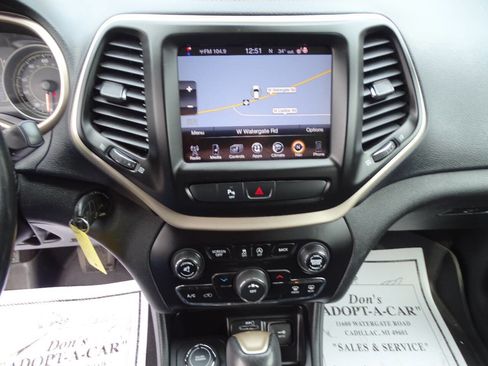 Used 2018 Jeep Cherokee Latitude w/ Quick Order Package 26T image 17