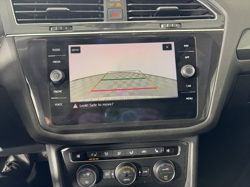 Used 2019 Volkswagen Tiguan SEL Premium image 16