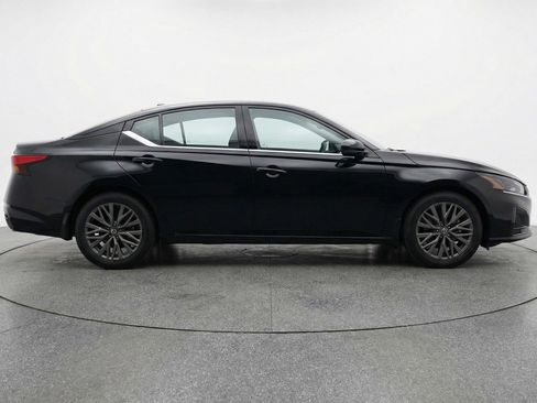 Used 2025 Nissan Altima 2.5 SV FWD image 8