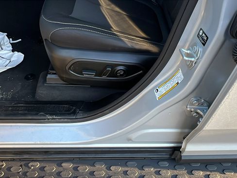 Used 2024 Jeep Grand Cherokee Laredo image 16