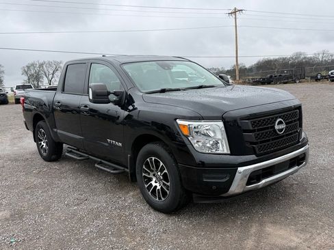 Used 2023 Nissan Titan SV w/ SV Convenience Package image 2