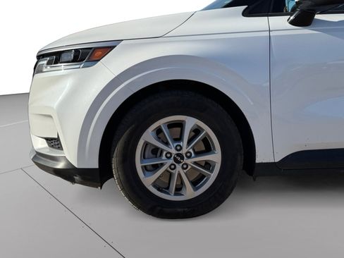 Used 2023 Kia Carnival LX image 9