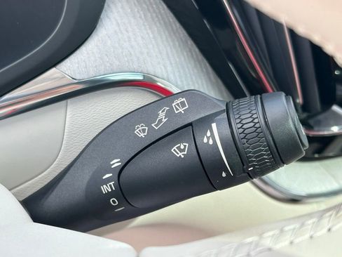 Used 2023 Volvo XC60 B5 Plus image 23