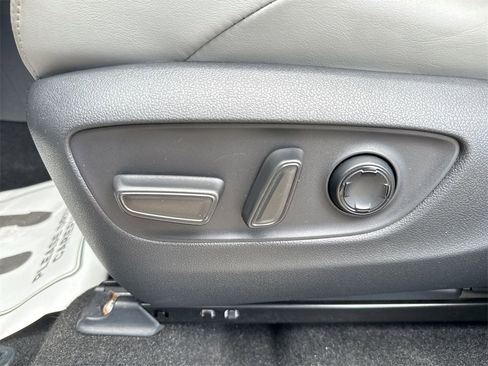 Used 2021 Toyota Venza Limited image 14