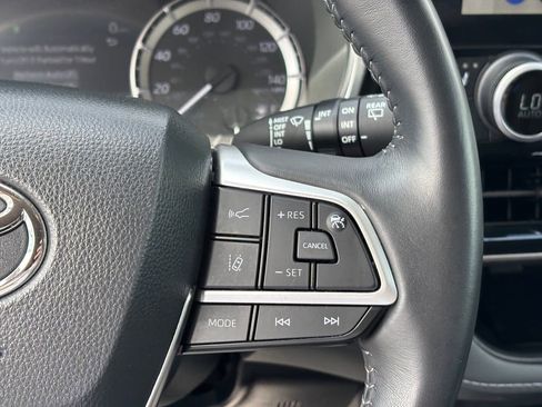 Used 2024 Toyota Highlander XLE FWD image 17