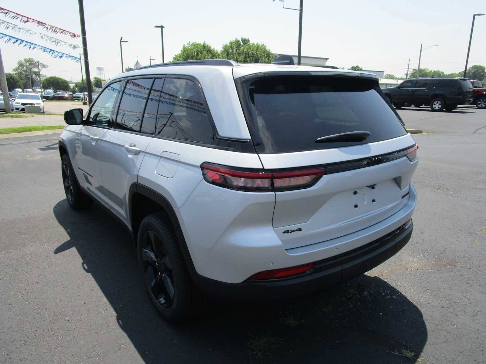 Used 2025 Jeep Grand Cherokee Limited w/ Black Appearance Package AWD/4WD image 6