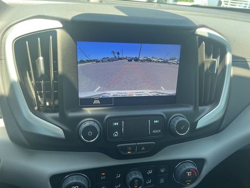 Used 2024 GMC Terrain SLT image 17