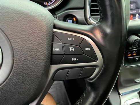 Used 2020 Jeep Grand Cherokee Laredo AWD/4WD image 12