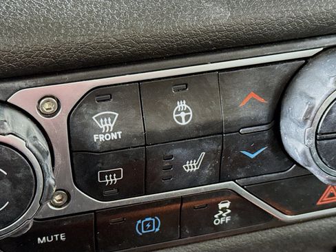 Used 2024 Jeep Wrangler Unlimited image 3