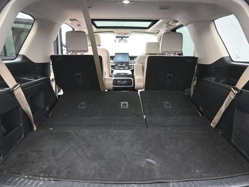 Used 2022 Ford Expedition XLT RWD image 2