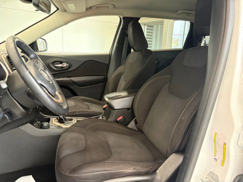 Used 2015 Jeep Cherokee Latitude w/ Cold Weather Group image 11