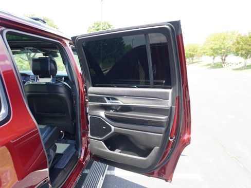Used 2022 Jeep Wagoneer Series III w/ Premium Group I AWD/4WD image 22