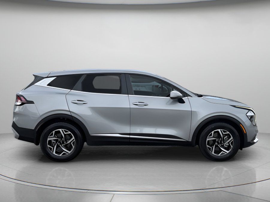 Used 2023 Kia Sportage LX FWD image 2