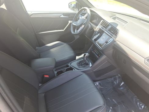 Certified 2023 Volkswagen Tiguan SE R-Line FWD image 10